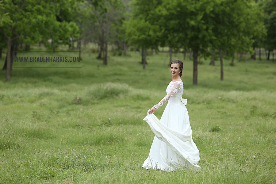 Dallas Wedding Photographer, Bridal Portrait, Bridal Portrait in a field, Braden Harris Photography